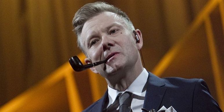Komikeren Casper Christensen har mange jern i ilden, og de fleste af dem er succesrige. Den populære komiker har talrige firmaer, og selvom nogle af dem gav et lille underskud sidste år, har han optjent en egenkapital på over tre millioner kroner. Og manden der blev kendt for 90'er programmet Husk lige tandbørsten er stadig meget populær som vært til diverse danske prisuddelinger. Mon ikke han får en lille sum for det.