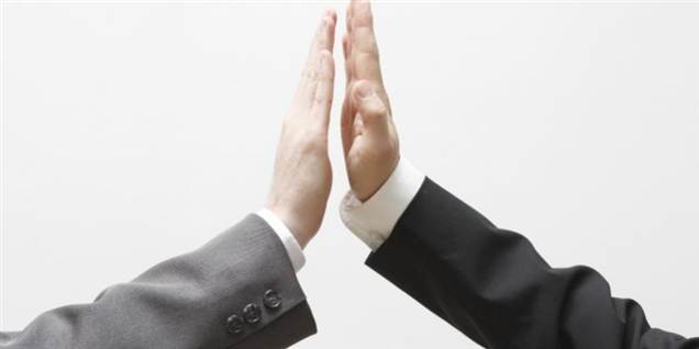 En high five fra chefen i ny og næ kan forbedre både arbejdsklimaet og den enkelte medarbejders livskvalitet