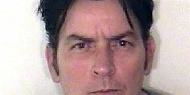 Charlie Sheen sviner åbent Warner Brothers og serien, som han spillede hovedrollen i gennem otte år.