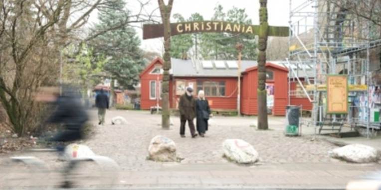 Efter journalisten var jaget ud fra fristaden tog han flugten ned i gennem Christianshavn uden tøj på.