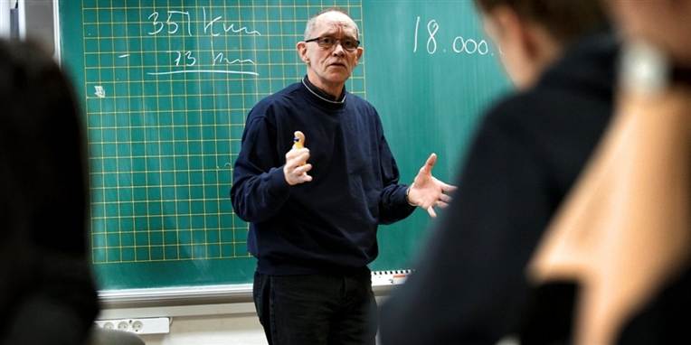 Folkeskolens lærere skal undervise mere, mener regeringen.