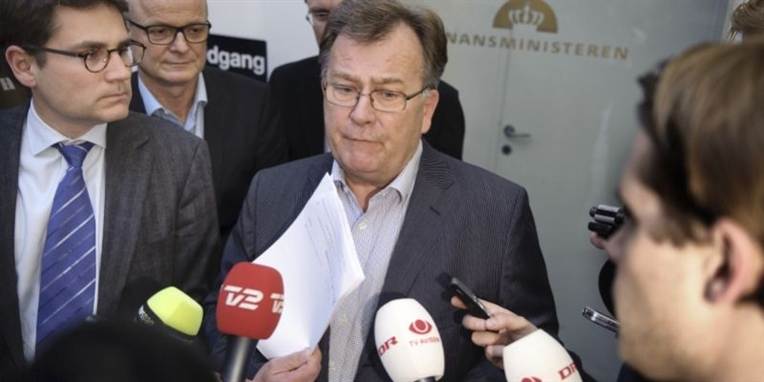 Claus Hjort giver ikke meget for kritikken af, at han har nedjusteret tallet for, hvor mange man forventer, der vil være på efterløn, hvis regeringen ikke piller ved den.