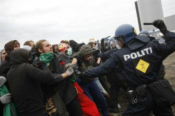 En række stramninger af straffeloven skal give politiet bedre arbejdsvilkår under klimatopmødet. Arkivfoto.