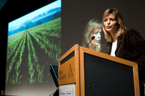Nu skal Eva Kjer Hansen forklare sig i Cola-sagen, mener SF og Socialdemokraterne.