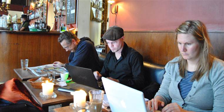 På denne café på Istedgade i København arbejder der hver dag masser af folk med deres bærbare.