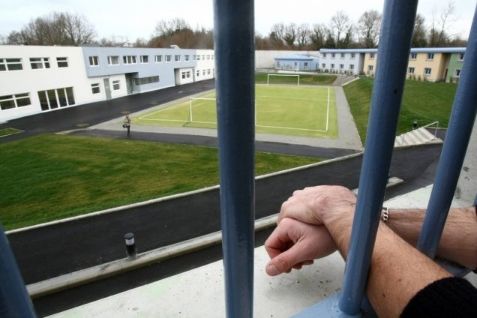 Det er ekstra dyrt for landets arresthuse, når de for eksempel skal købe et fjernsyn. For dårligt, mener S.