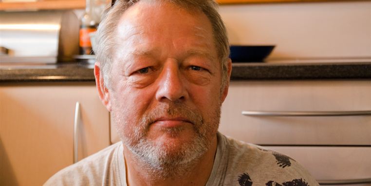 Bryllup er udelukket for Johnny Larsen, selvom han har kendt kæresten i mange år, og de har holdt sammen gennem arbejdsløshed, depression, kol og kræft.