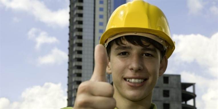 Mange unge arbejder under dårlige forhold, og de kender ikke deres rettigheder. Derfor skal arbejdsforhold på skoleskemaet, mener flere fagforeninger.