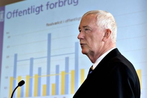 Regeringens spareplan bør være langt mere skrap, hvis man vil nå sit mål, lyder opfordringen fra Nationalbankens direktør Nils Bernstein.