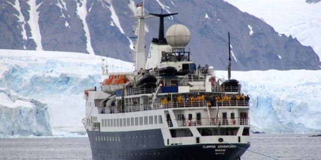 Det danskejede krydstogtskib Clipper Adventure er bygget til at kunne modstå hård is, men åbenbart ikke klippeskær.