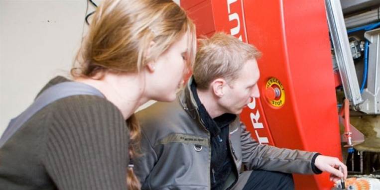 Næsten alle de unge praktikpladssøgende har mulighed for at gennemføre deres uddannelse med skolepraktik, lyder det fra Dansk Arbejdsgiverforening. Men det er ikke et ligeværdigt alternativ, siger forsker.