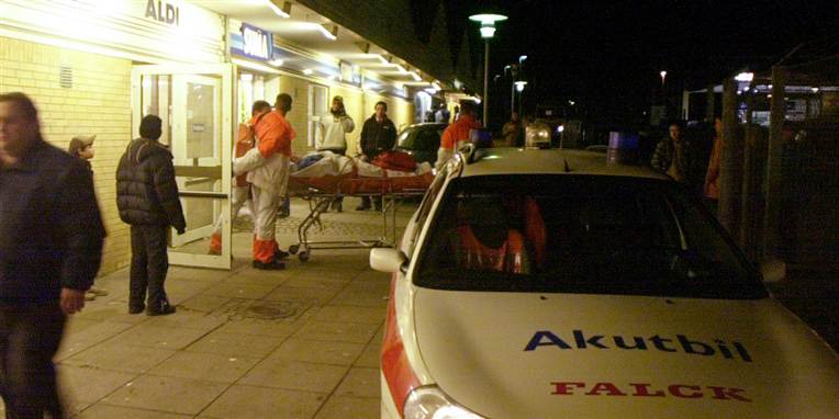 Det gik rigtig galt i februar 2001, da en 25-årig kassedame blev skudt i låret under et røveri i Aldi i Kokkedal. I dag får hyppige røverier mod Aldi HK til at frygte, at det snart går galt igen.