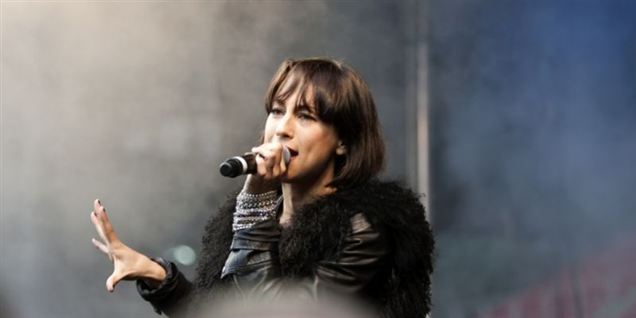 Sangerinden Medina blev i weekenden lagt for had af unge drenge i Ishøj. Nu foreslår DF fodlænker til unge ballademagere som disse.