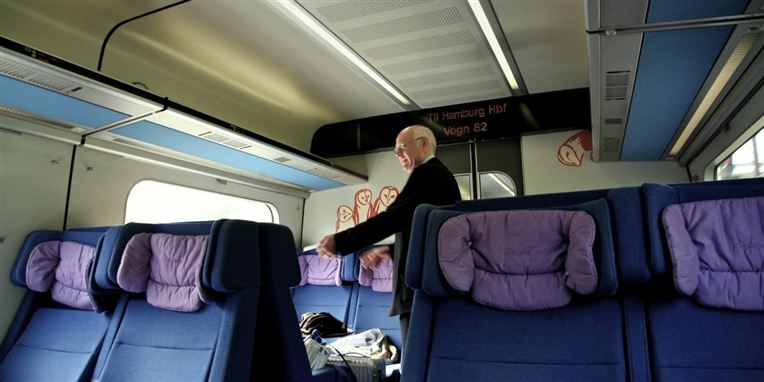 DSB's togførere, der er kommet under beskydning for at tjene for meget, skal ikke bare sælge kaffe. De skal også tjekke billetter.