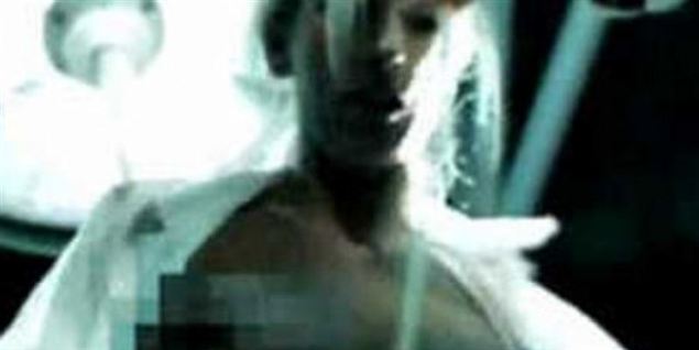 Her ses den friske sygeplejerske fra videoen, hvor hun lige har pakket "genoplivningsudstyret" frem.