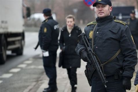 I omegnen af 80 politibetjente vogter retten i Glostrup under retssagen.