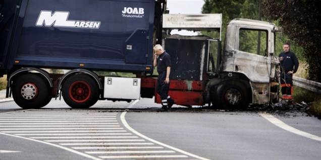 Ved røveriet blev flere skraldebiler sat i brand og placeret strategisk, så politiet havde sværere ved at eftersætte røverne.