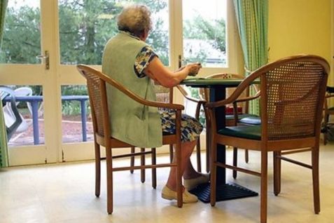 Kommunerne skal spare penge. Det kan komme til at gå ud over ældreplejen.