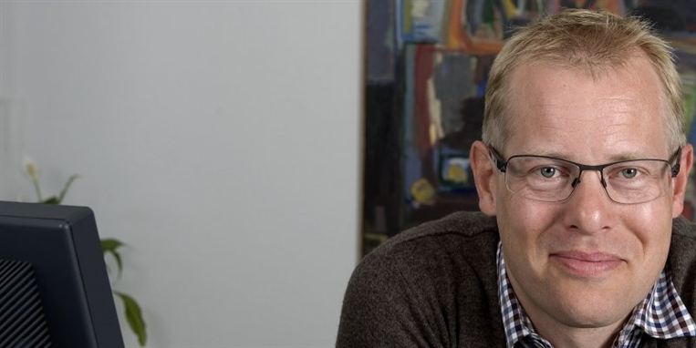 - Det er da diskrimination i den forstand, at nu fremhæver vi nogen frem for andre, raser Carl Holst.