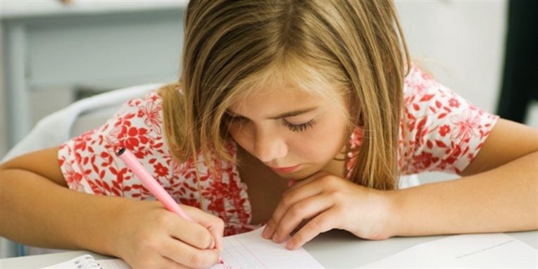 Danske Skoleelever langer ud efter K og DF. De vil gerne op til gruppeprøve istedet for at skulle eksamineres helt alene.