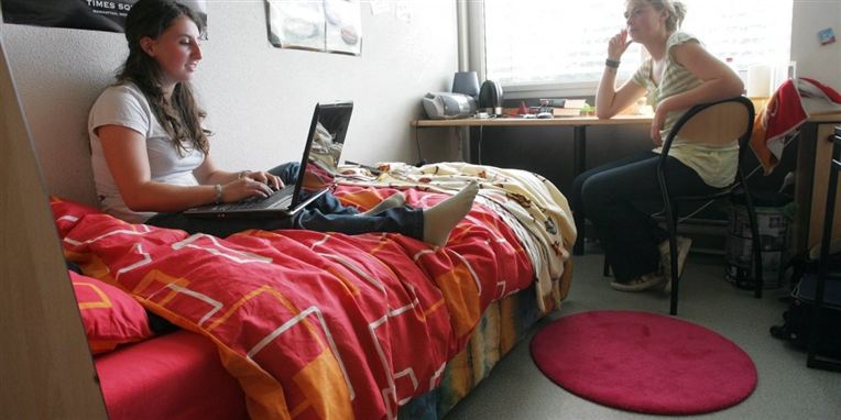 Studierådet på Københavns Universitet startede i august initiativet Sofaformidlingen, som skulle give boligløse studerende midlertidigt tag over hovedet. Projektet får stadig henvendelser fra husvilde studerende.