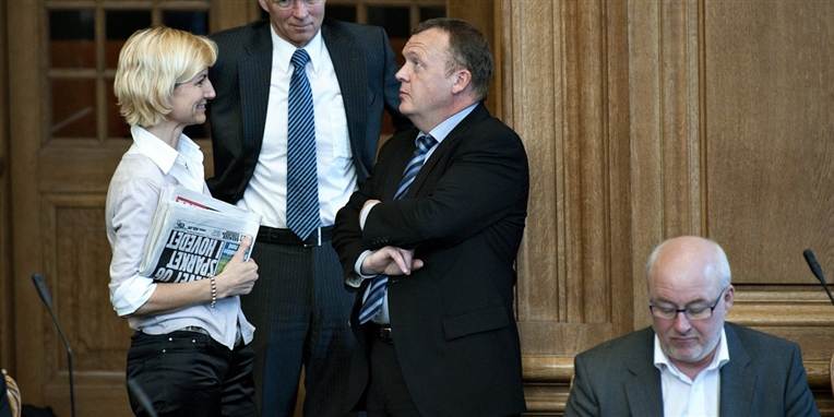 Ulla Tørnæs, her sammen med sin politiske leder Lars Løkke Rasmussen, vil ikke dræbe den danske model, men støve den af.