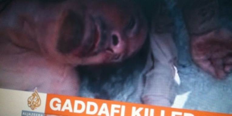 De grumme billeder af den afdøde Gaddafi gik verden rundt i oktober.