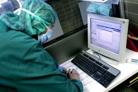 'Vi bruger mere tid foran computeren end med patienten,' siger overlæge. Ny rapport viser, at sygehusenes sundhedspersonale på seks år spilder, hvad der svarer til over 1600 fuldtidsstillinger.