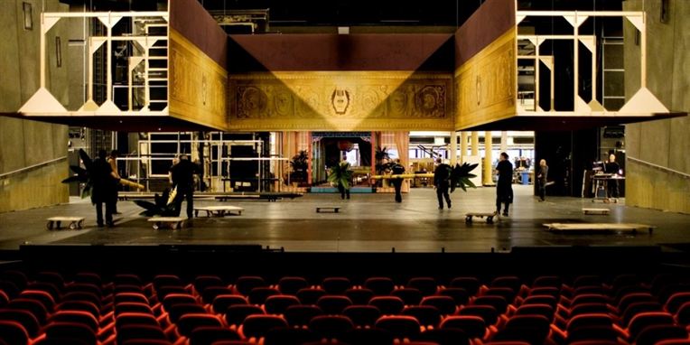 Skuespiller Søren Sætter-Lassen fik fire knoglebrud på ryggen, da en 500 kilo tung kulissevæg faldt ned over ham på Det Kongelige Teater.