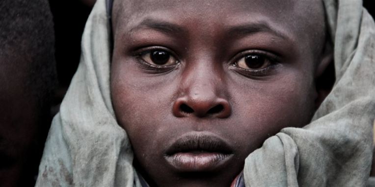 Sangerinden Nanna Lürders Jensen er rasende over, at De Konservative har misbrugt Afrika-støttesangen 'Giv en hånd til Afrika' fra 1985. Partiet bliver nu slæbt i retten.