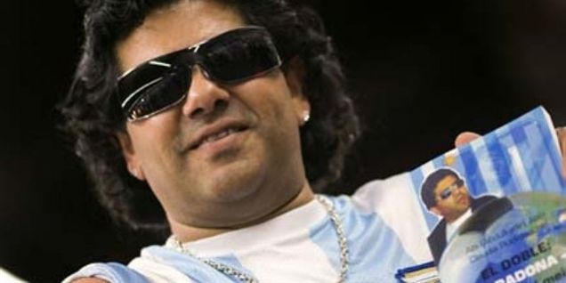 Diego Maradona er en farlig mand bag et rat.