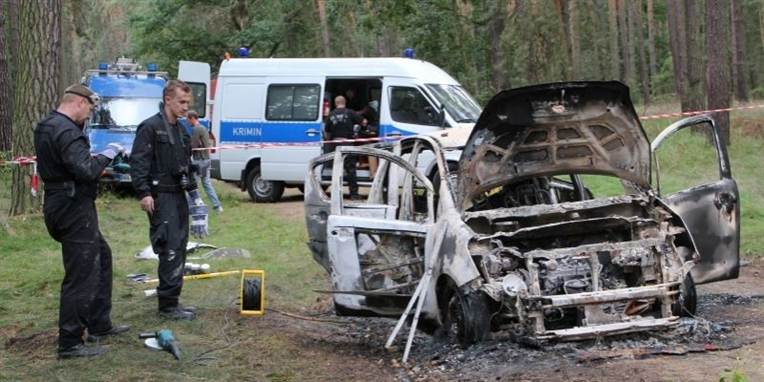 Det er i denne bil, de to pige fredag blev fundet omkommet. Nu viser det sig, at de var levende, da branden startede.