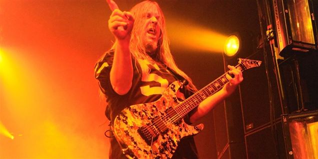 49 år gammel nåede han at blive, guitaristen Jeff Hanneman fra det legendariske thrash metal-band Slayer. Han døde i går morges af leversvigt.