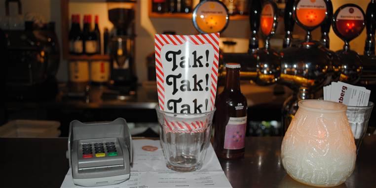 Moralen er flosset hos danske restaurationsgæster. Det understreges både af statistik og en rundspørge i det københavnske cafemiljø. En enkelt café har sågar oplevet, at langfingrede kunder har forsynet sig direkte fra glasset med drikkepenge.