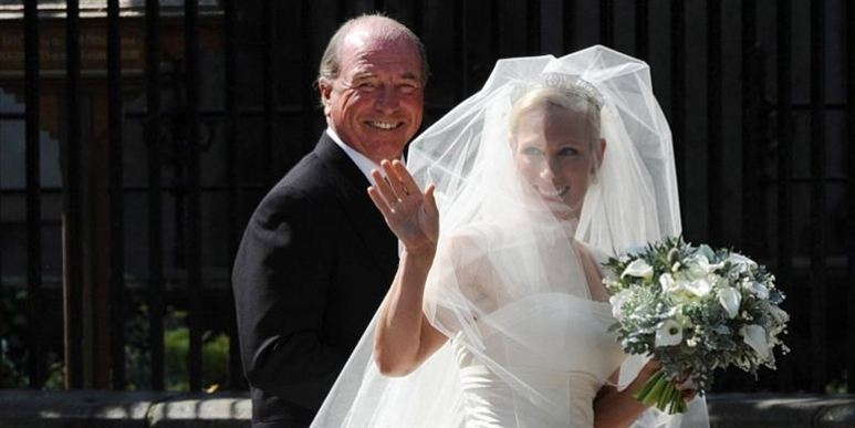 Så er det nu! Her ankommer Zara Phillips til sit bryllup i selskab med faderen Mark.