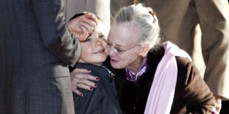 "Uhhh, din lille godte." Det kunne dronning Margrethe godt tænke i denne situation, hvor hun på bedste bedstemor-manér giver prins Christian en varm krammer.
