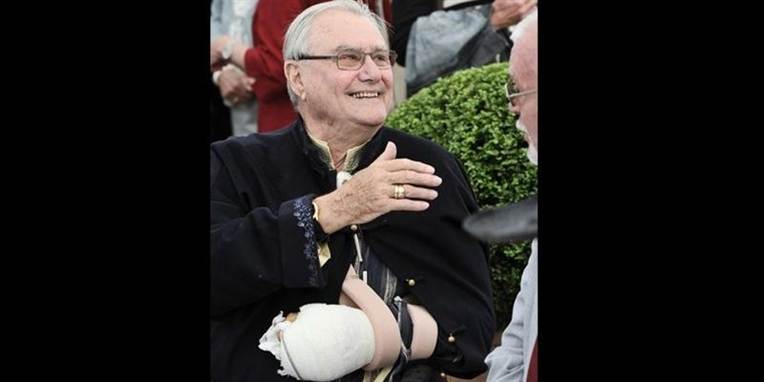 Prinsgemalen skal gå med gips i cirka to uger endnu.