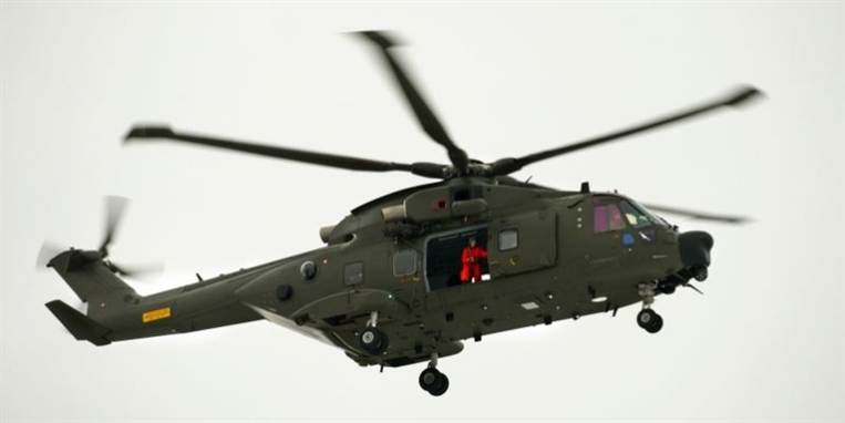 Politiet har sat en helikopter ind for at finde et par, der kan være kommet til skade.