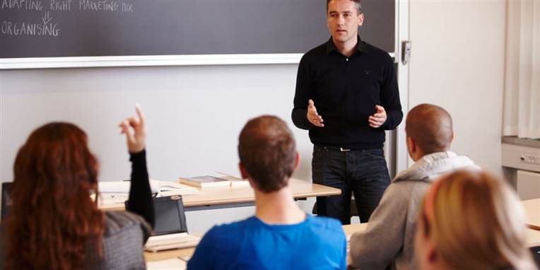 Dårlige erfaringer fra folkeskolen skræmmer fyrede offentligt ansatte.