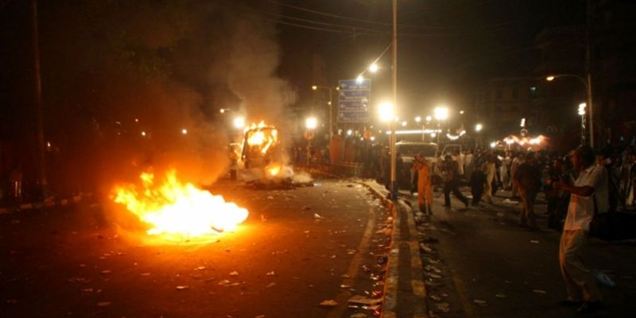 Der er udbrudt store uroligheder i den pakistanske by, Lahore, efter at tre bomber er sprunget midt i et religiøst optog.