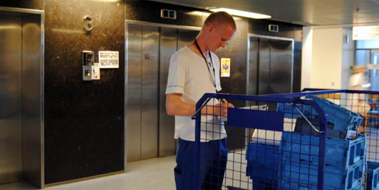 Portør Lasse Andersen bruger en stor del af sin arbejdstid på at vente ved elevatorerne på Riget. I 1970 blev de slet ikke bygget til så mange patienter og så meget personale, der nu bruger dem.