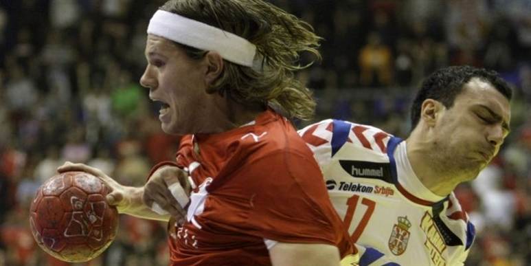 Der blev gået til stålet, da Danmark tabte 24-22 til Serbien i en intens kamp ved EM i håndbold.