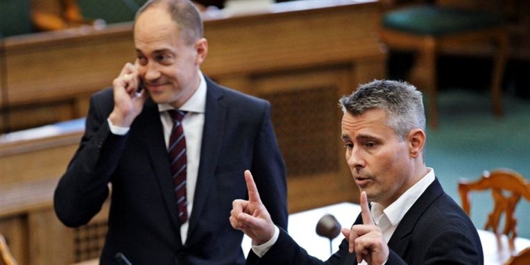 Socialdemokraternes politiske ordfører Magnus Heunicke (bagerst red.) peger på de mange gode ting, regeringen har gjort for de ledige.