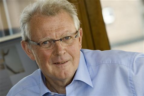 Hans Skov Christensen synger på sidste vers - men han synger færdigt.
