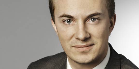 'Vi skal slå langt hårdere ned på ulovlig arbejdskraft fra østlandene. 
Vi bør overveje at genindføre krav om arbejdstilladelse, indtil der er 
styr på tingene,” siger han 
til Avisen.dk.