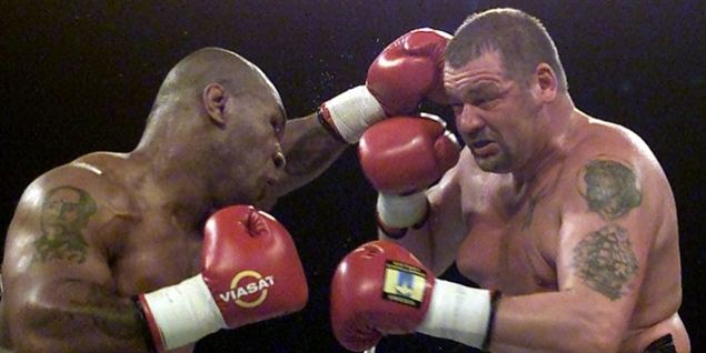 Her bokser Brian Nielsen mod legenden Mike Tyson. Kampen mod en anden legende Evander Holyfield, ser ud til at hænge i en tynd tråd.
