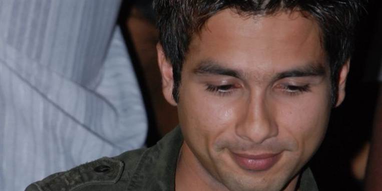 Bollywood-stjernen Shahid Kapur er med til at promovere kampagnen, der kan gøre dit profilbillede lysere.
