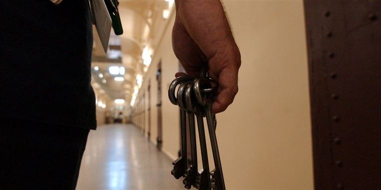 I Nørre Snede blev en fængselsbetjent kaldt til samtale hos inspektøren, efter at have fundet flere hundrede gram hash i strømperne på en besøgende. Man må nemlig ikke kropsvisitere besøgende i de åbne fængsler.