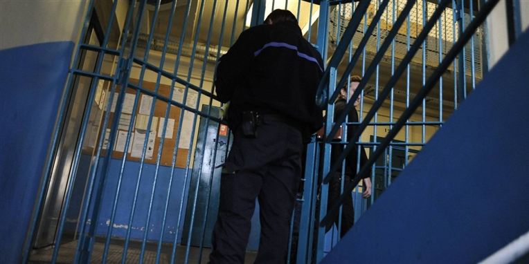 En indsat i Aalborg Arrest fik så mange tæsk, at han blødte. (modelbillede)