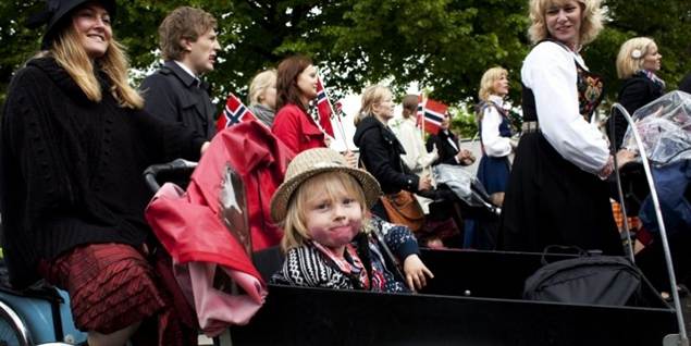 Red Barnet har vurderet kvinders uddannelse, barselsrettigheder og børnedødelighed m.m. i 165 lande.Det land, der gør mest for sine kvinder, er Norge.